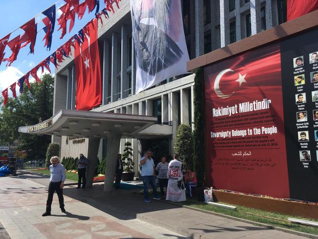 ATATÜRK POSTERLERİ VE TÜRK BAYRAKLARI İBB’YE TEKRAR ASILDI