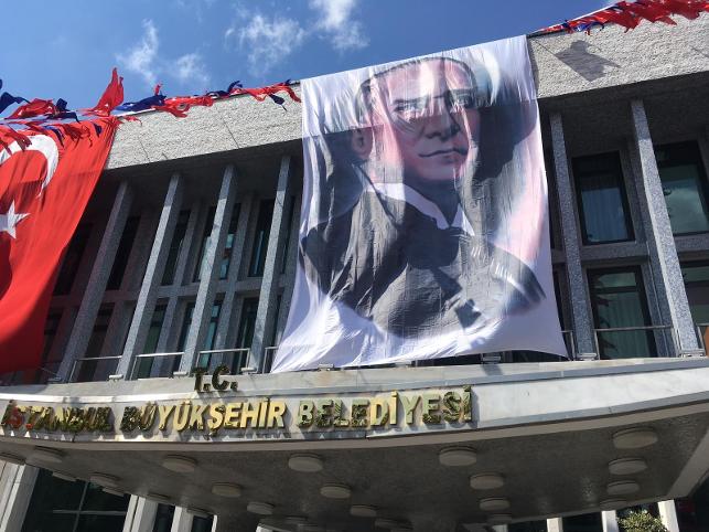 ATATÜRK POSTERLERİ VE TÜRK BAYRAKLARI İBB’YE TEKRAR ASILDI