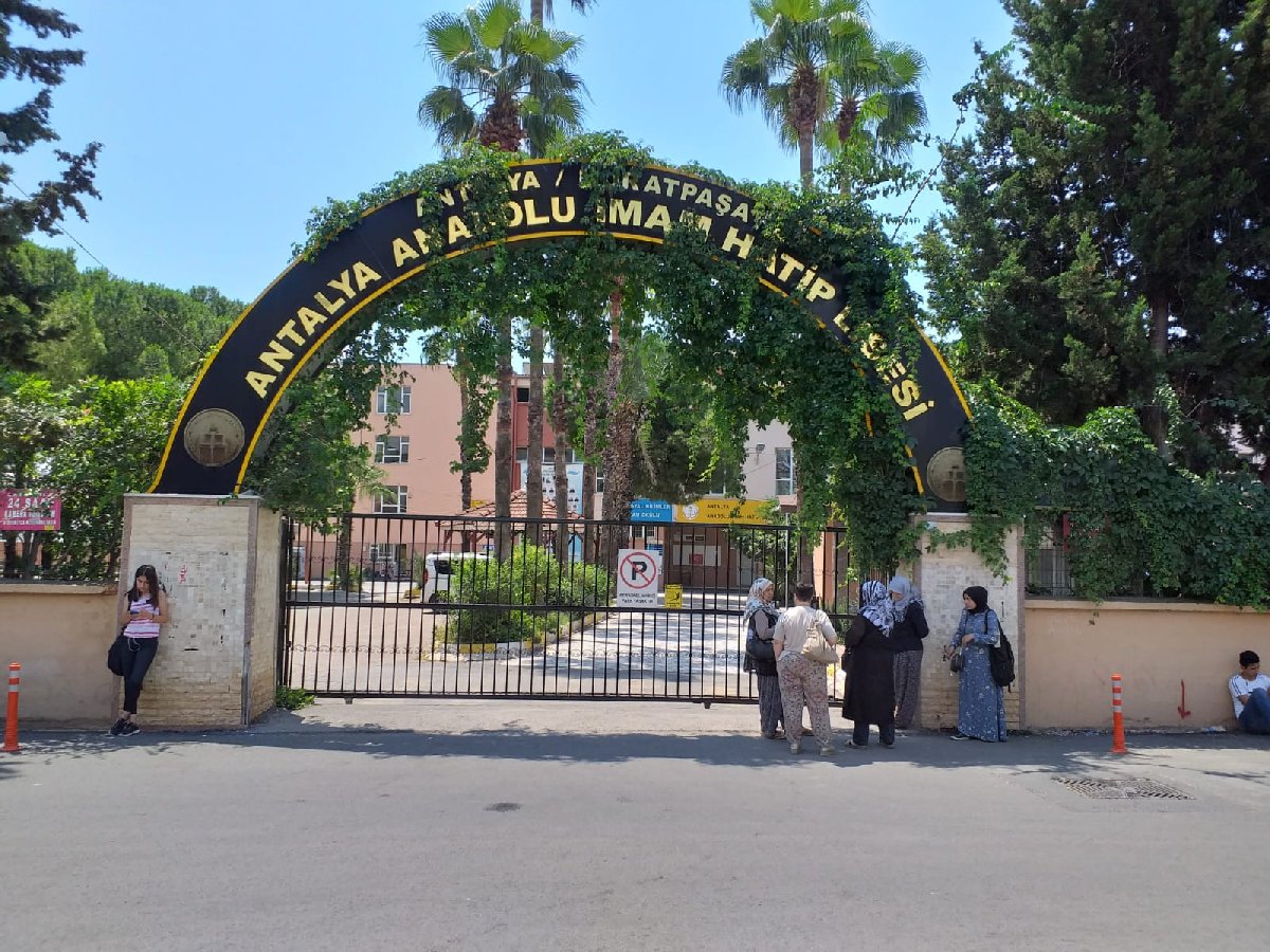 Antalya Anadolu İmam Hatip Lisesi’nde çekilen fotoğraf kenti karıştırdı…