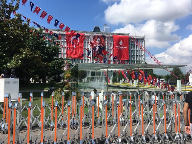 ATATÜRK POSTERLERİ VE TÜRK BAYRAKLARI İBB’YE TEKRAR ASILDI
