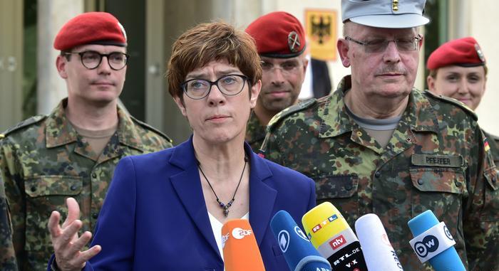 Federal Savunma Bakanı Annegret Kramp-Karrenbauer