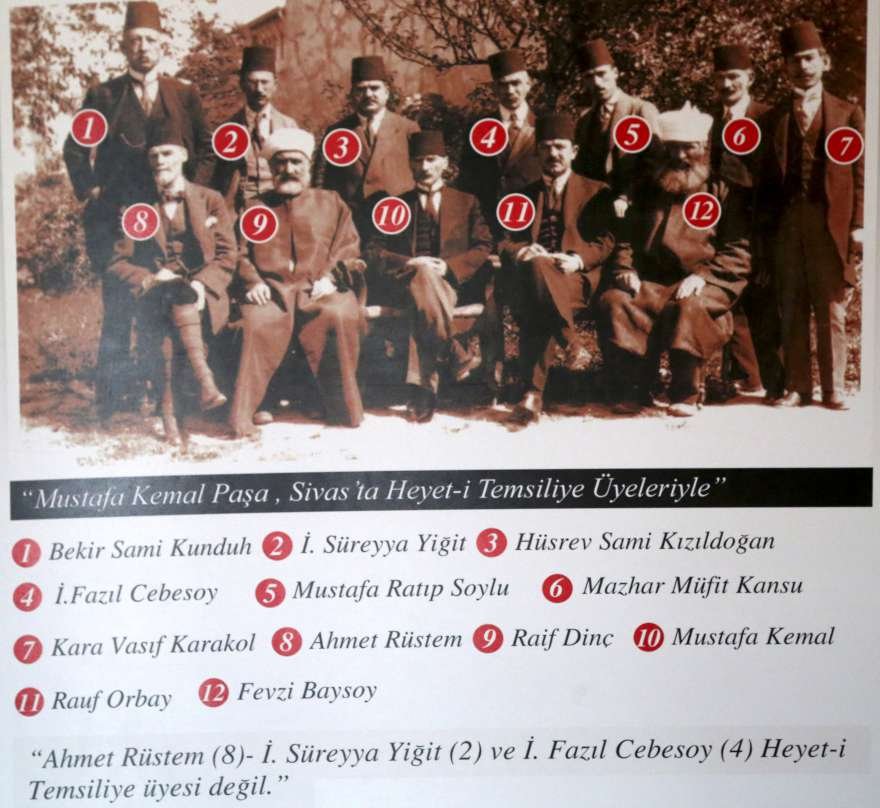 Mustafa Kemal Atatürk, beraberindeki Heyet-i Temsiliye üyeleriyle