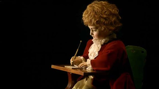 İsviçreli bir saat ustasının geliştirdiği 'Yazar' adlı maket, hâlâ Neuchatel Sanat ve Tarih Müzesi'nde sergileniyor.
