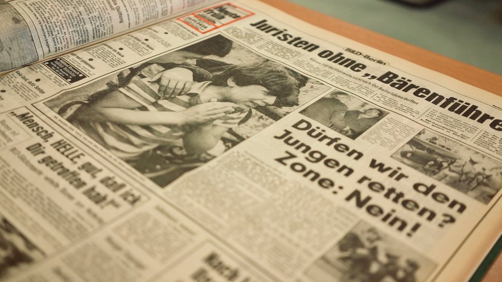 Berliner Zeitung gazetesi ise haberi, olay yerinde ağlayan Çetin Mert'in ağabeyi Yalçın'ı teselli etmeye çalışanları gösteren fotoğrafla birlikte "Kardeşim! Kardeşim öldü" başlığıyla duyuruyordu.