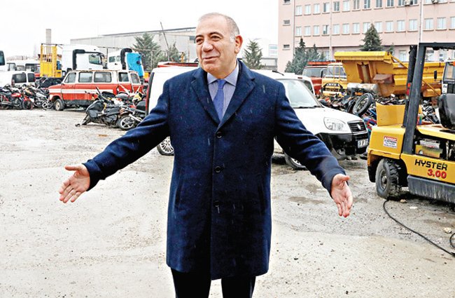 Gürsel Tekin Ankara Adliyesi otoparkına giderek hacizli araçları inceledi.