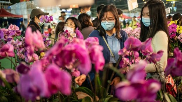 Hong Kong'da sokağa çıkanların büyük kısmı maske takıyor.