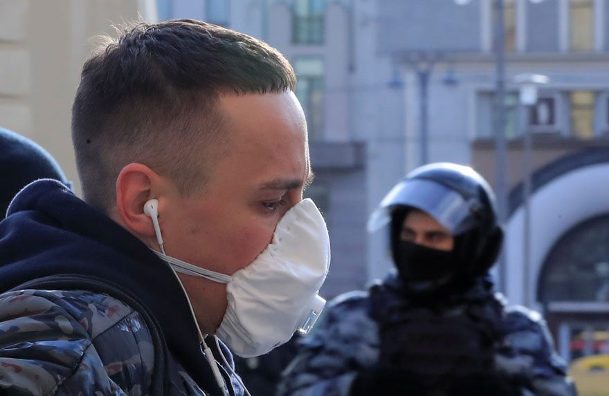 Rusya’da insanlar, virüse karşı maskeli önlem alıyor.