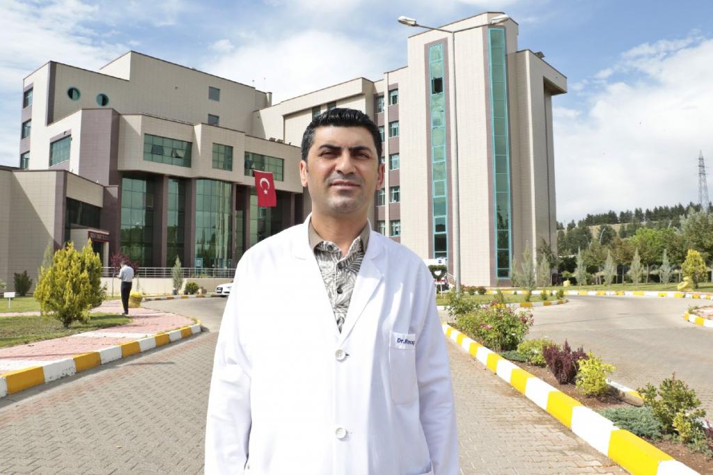 Dicle Üniversitesi Enfeksiyon Hastalıkları ve Klinik Mikrobiyoloji Ana Bilim Dalı Öğretim Üyesi ve Covid-19 Yoğun Bakım Koordinatörü Prof. Dr. Recep Tekin