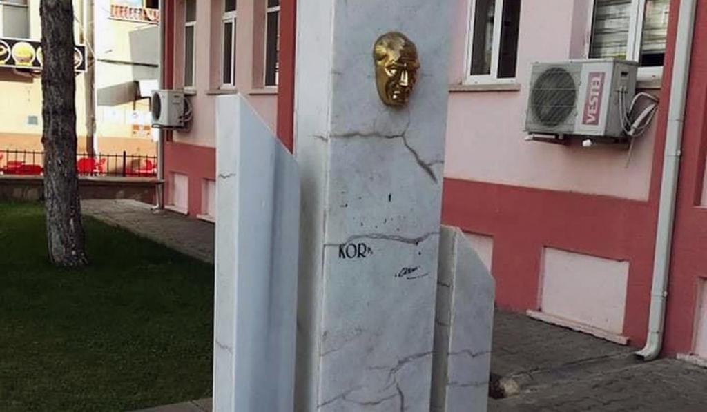 Büstte yer alan Atatürk’ün sözü ve imzası tamamen silinmiş durumda.