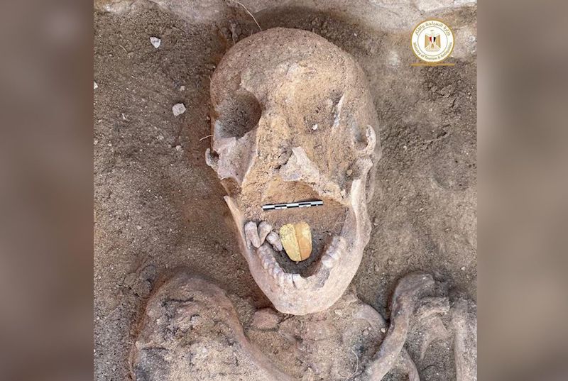 Bu 2.000 yaşındaki mumya, muhtemelen ölen kişinin öbür dünyada konuşmasına yardımcı olması için altın bir dille gömülmüş. C: Egyptian antiquities ministry