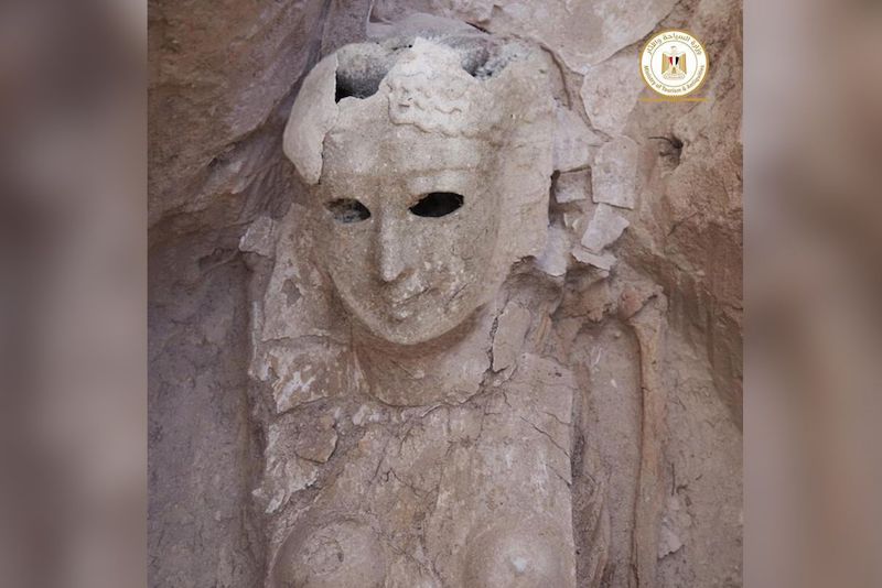 Arkeologlar, alandaki diğer mezarlar arasında, vücudunun çoğunu kaplayan bir ölüm maskesine sahip olan bu kadın mumyayı keşfettiler. C: Egyptian antiquities ministry