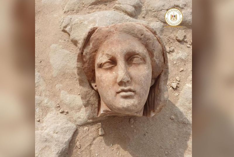 Ölen kişiyi tasvir eden birkaç heykelin kalıntıları da yakın zamanda bölgede bulundu. C: Egyptian antiquities ministry