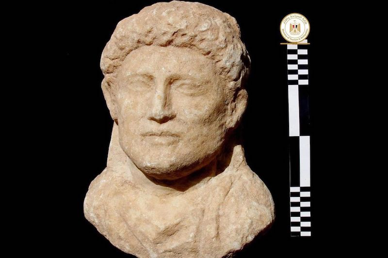 Bu heykel, ölenlerden birini, saç modeli ayrıntılı olarak gösterilen bir adamı tasvir ediyor. C: Egyptian antiquities ministry