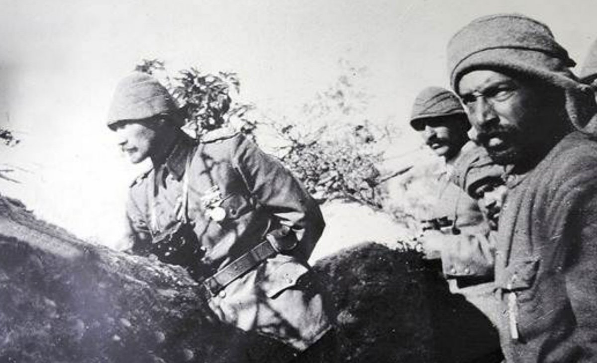Atatürk'ün Arıburnu muharebelerini yönettiği tepeye 10 Mayıs 1915'te “Kemalyeri” adı verildi. Mustafa Kemal ve şehitlerimizi minnetle anıyoruz.