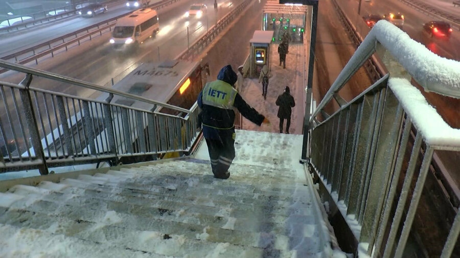 İstanbul'da sabahın ilk saatlerinde kar yağışı başladı.