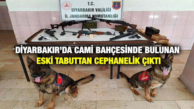 Diyarbakır’da Cami Bahçesinde Bulunan Eski Tabuttan Cephanelik Çıktı