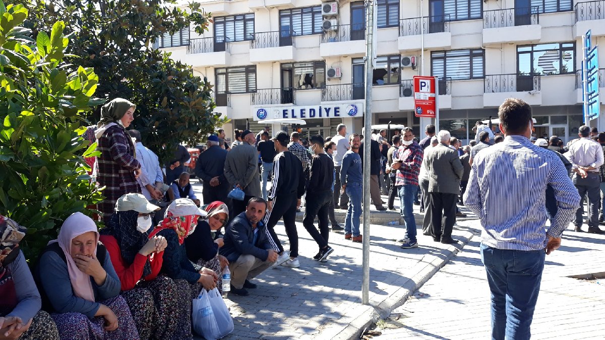 Adatepe halkı, AKP'li Vezirköprü Belediyesi önünde toplandı.