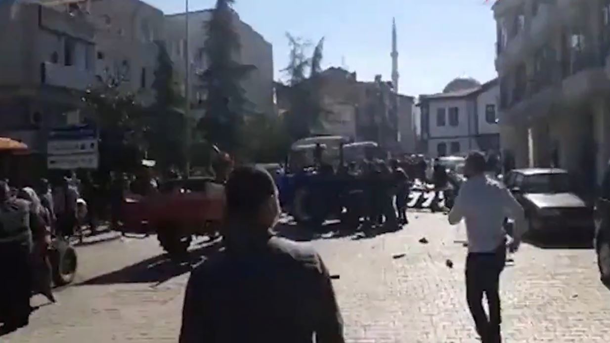 Halk, AKP'li belediyeyi taşladı.