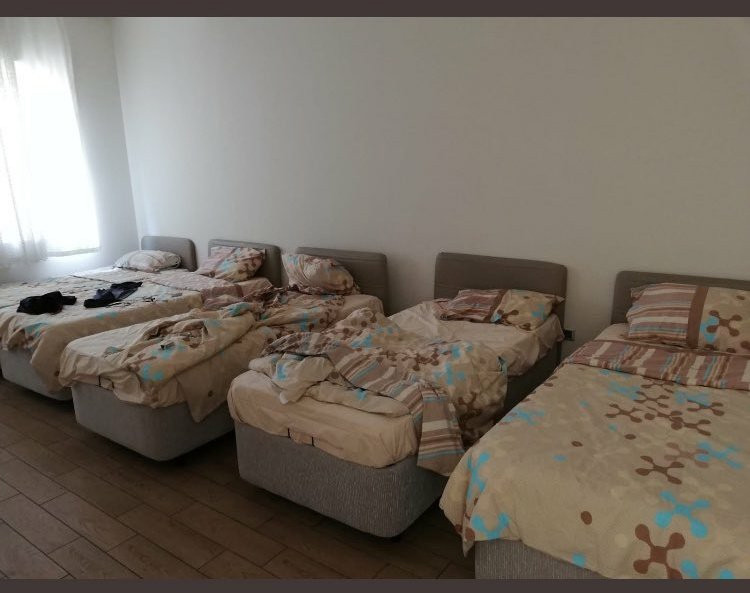 4 kişilik odalara 5. yatağı koydular.