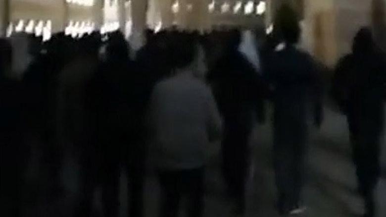 Öğrenciler protesto etti.