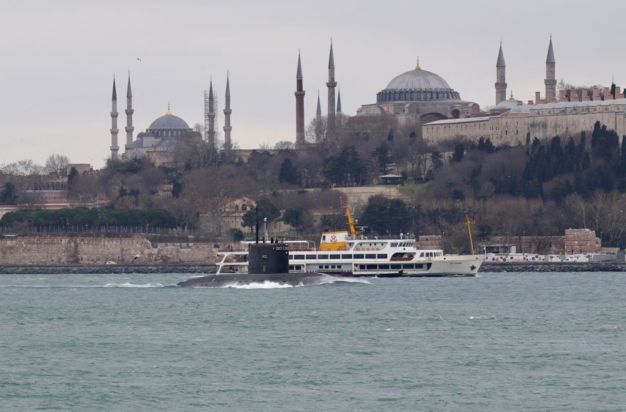 Rus denizaltısı vapurların arasından geçti.