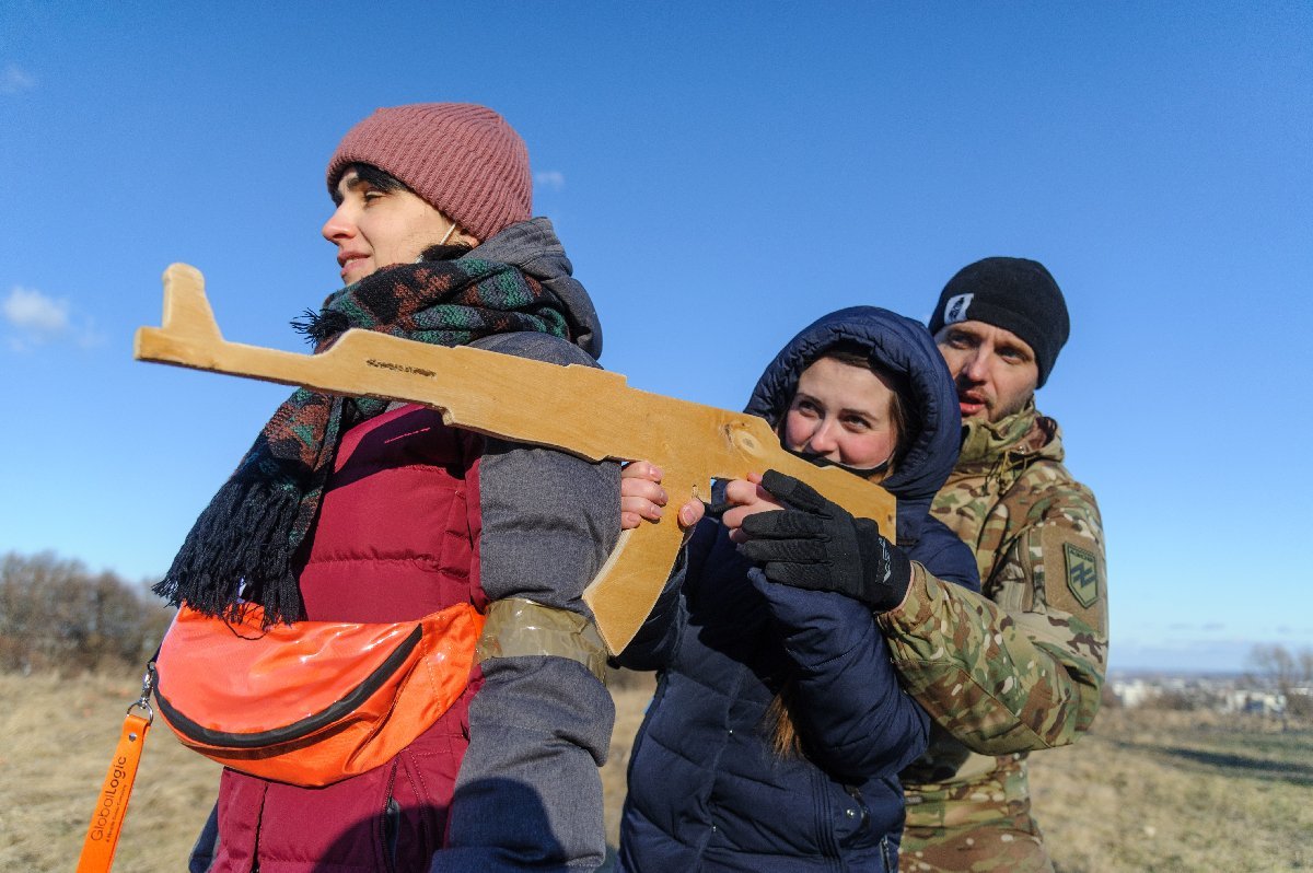 Ukrayna’da çok sayıda kadın da eğitimlere katıldı.
