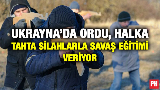 Ukrayna’da Ordu, Halka Tahta Silahlarla Savaş Eğitimi Veriyor
