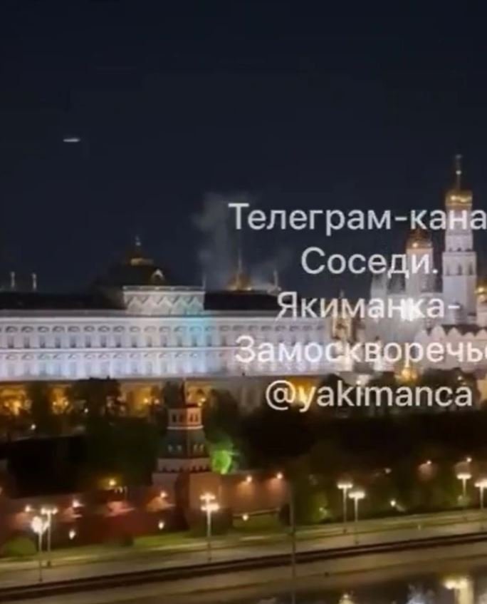Sosyal medyada paylaşılan videolarda Kremlin’den dumanların yükseldiği görülüyor.